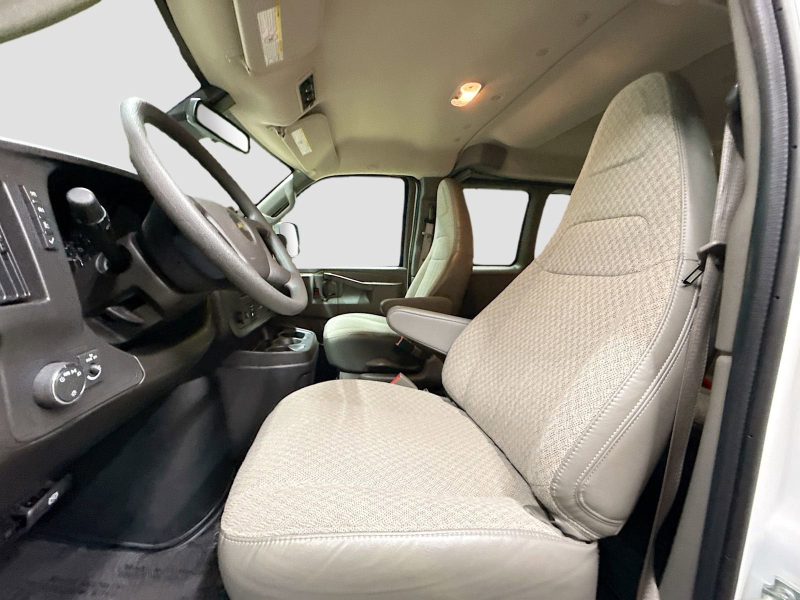 2025 Chevrolet Express Passenger 1LT