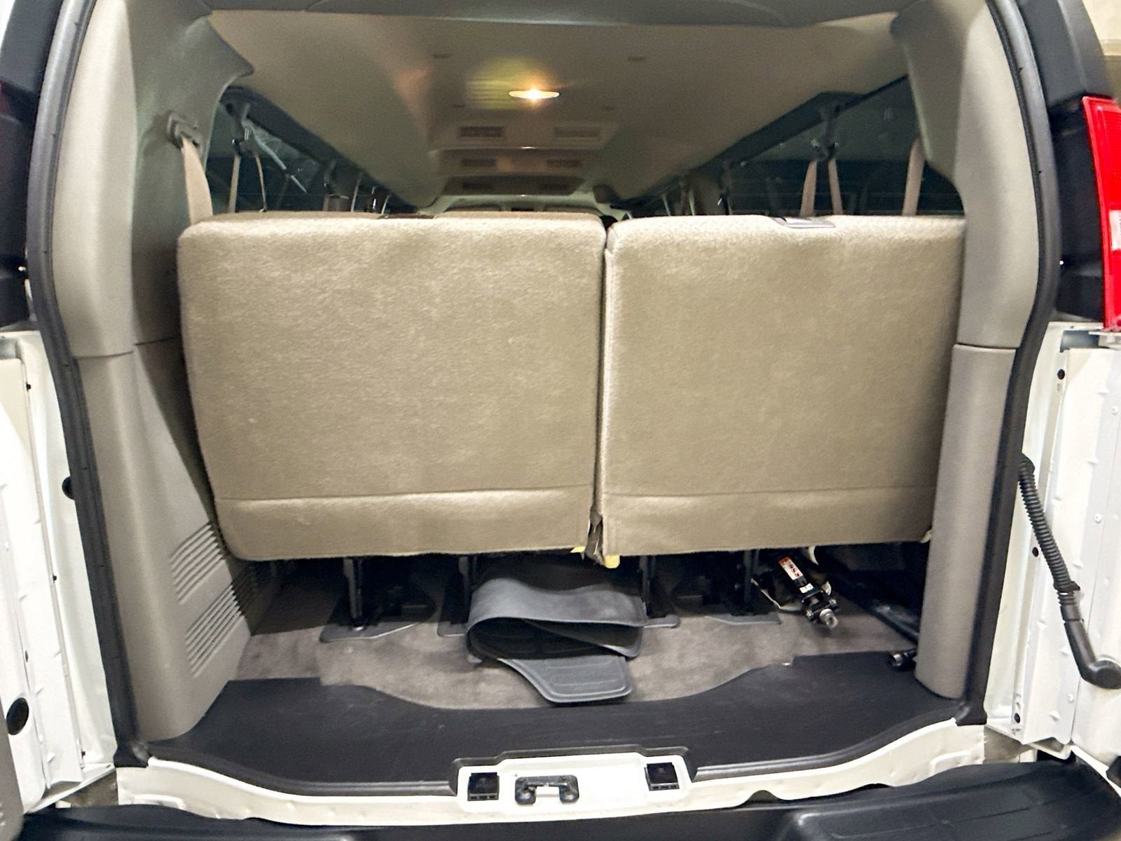 2025 Chevrolet Express Passenger 1LT