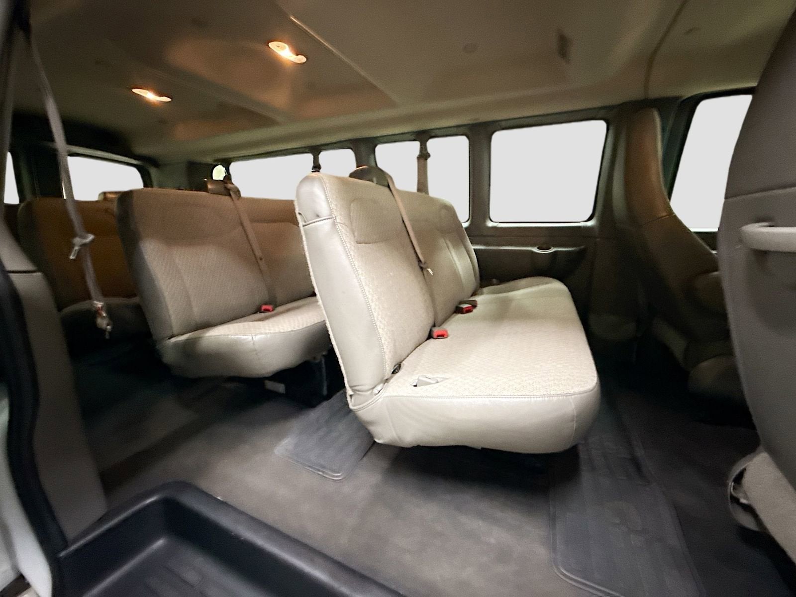 2025 Chevrolet Express Passenger 1LT