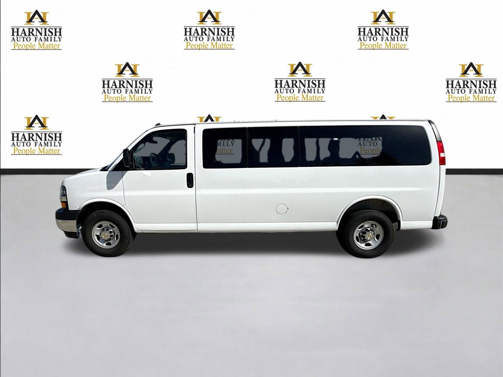 2025 Chevrolet Express Passenger 1LT