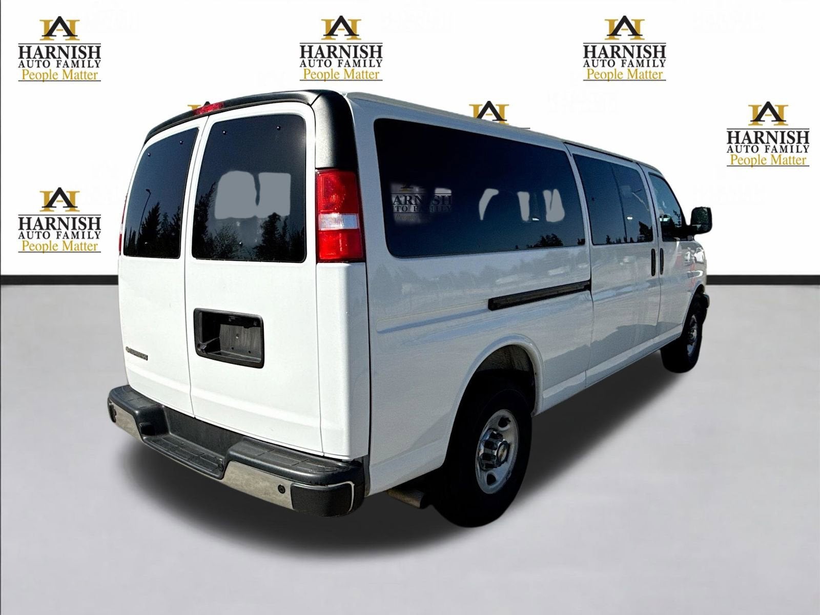 2025 Chevrolet Express Passenger 1LT