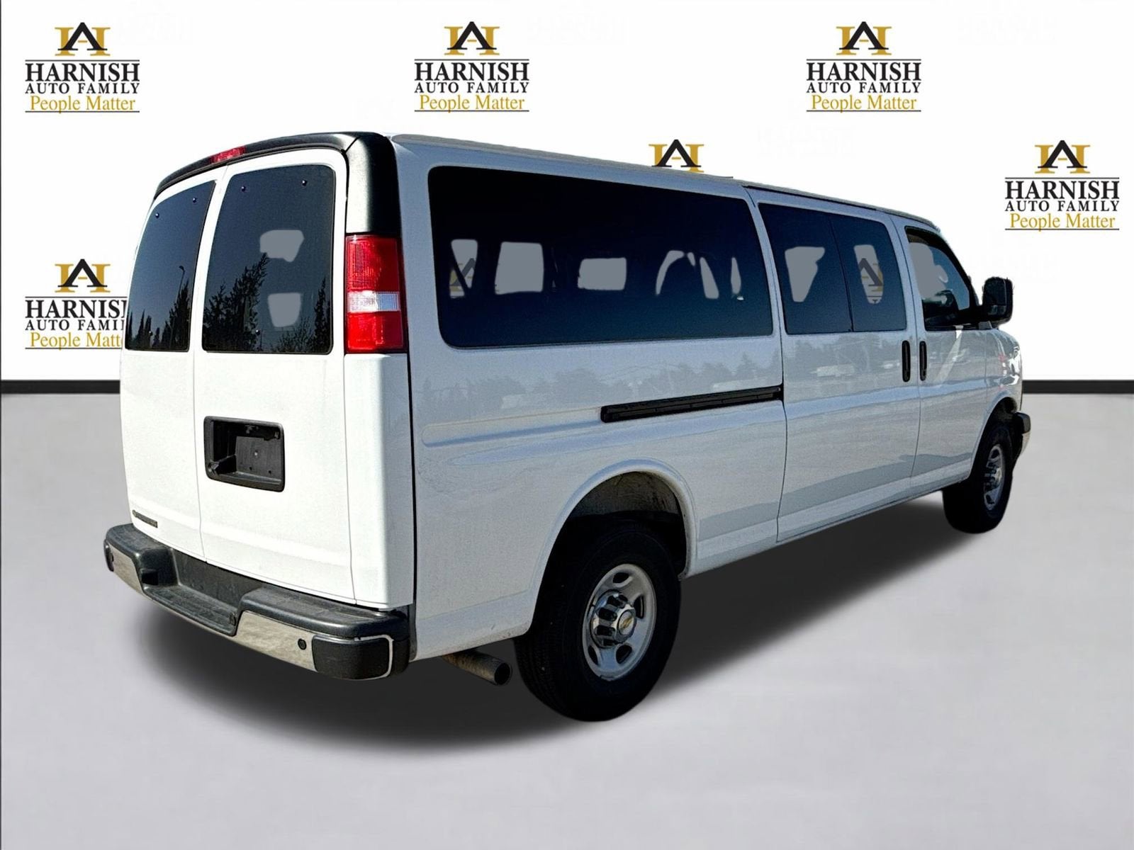 2025 Chevrolet Express Passenger 1LT