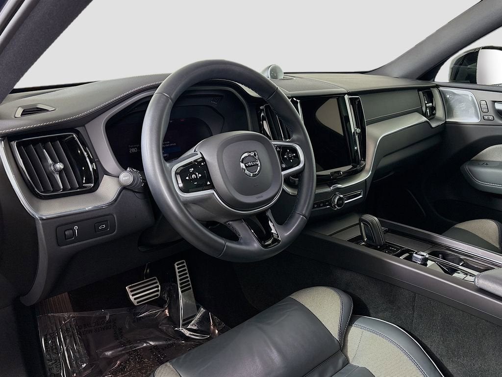 2022 Volvo XC60 B6 R-Design