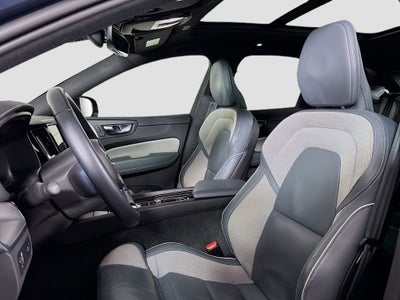 2022 Volvo XC60 B6 R-Design