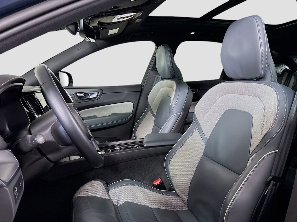 2022 Volvo XC60 B6 R-Design