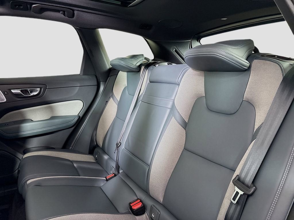 2022 Volvo XC60 B6 R-Design