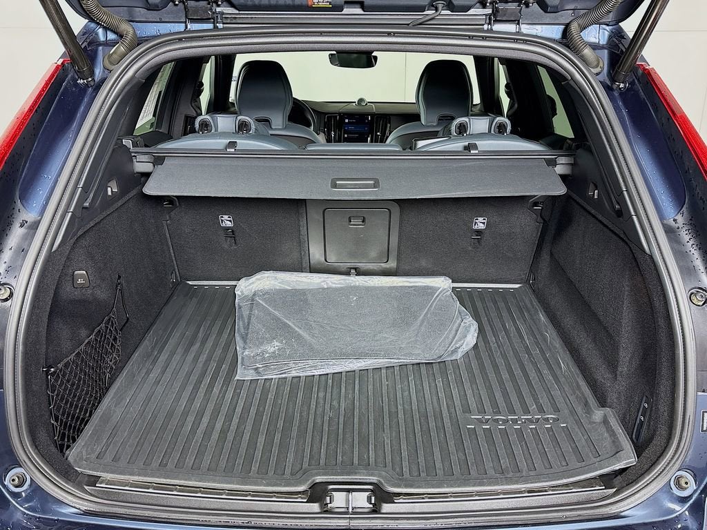 2022 Volvo XC60 B6 R-Design