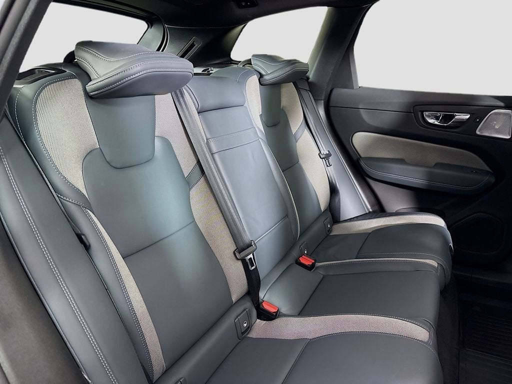 2022 Volvo XC60 B6 R-Design